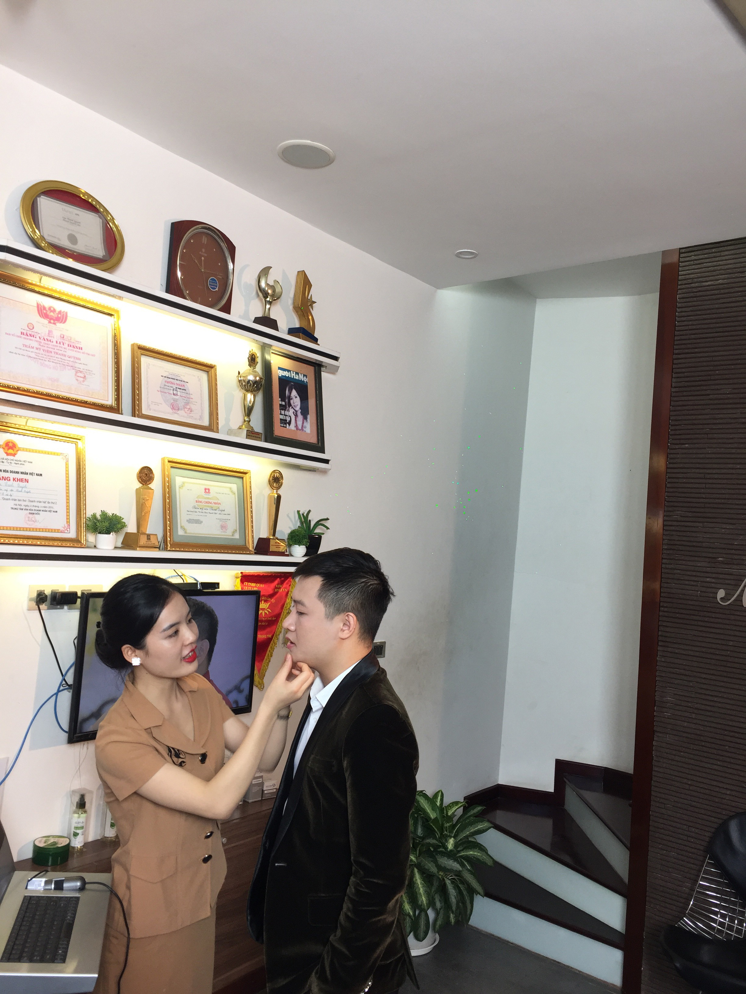 Diễn viên Nguyễn Lộc điêu khắc lông mày 